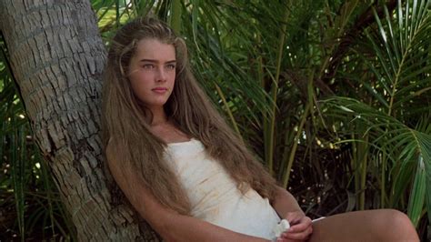 blue lagoon nude scene|Brooke Shields, Christopher Atkins recall uncomfortable naked。